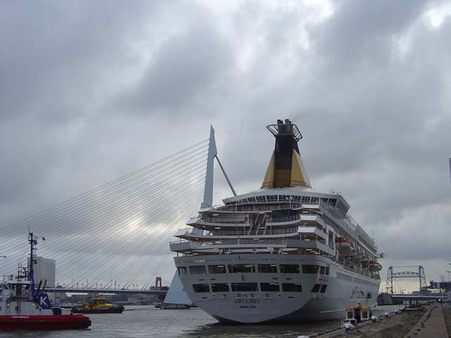 Cruiseschip ms Artemis van P&O aan de Cruise Terminal Rotterdam